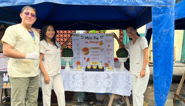 Imagen de participantes en la feria