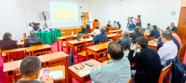 Imagen de Consejo Universitario donde cientifico sustenta su proyecto