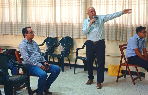 foto de investigador sustentando su proyecto