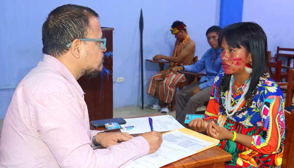 Imagen de joven indigena siendo evaluado a través de entrevistas personales