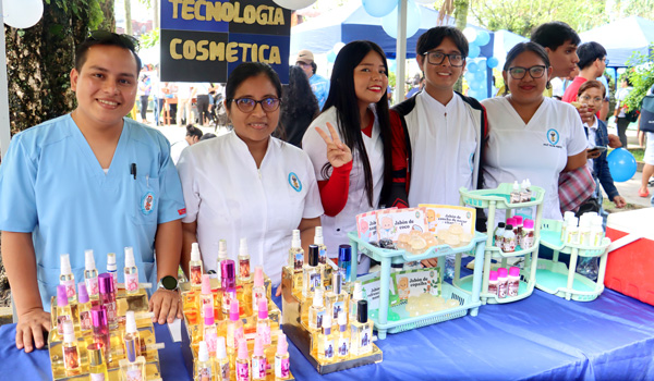 foto de estudiantes y expositores
