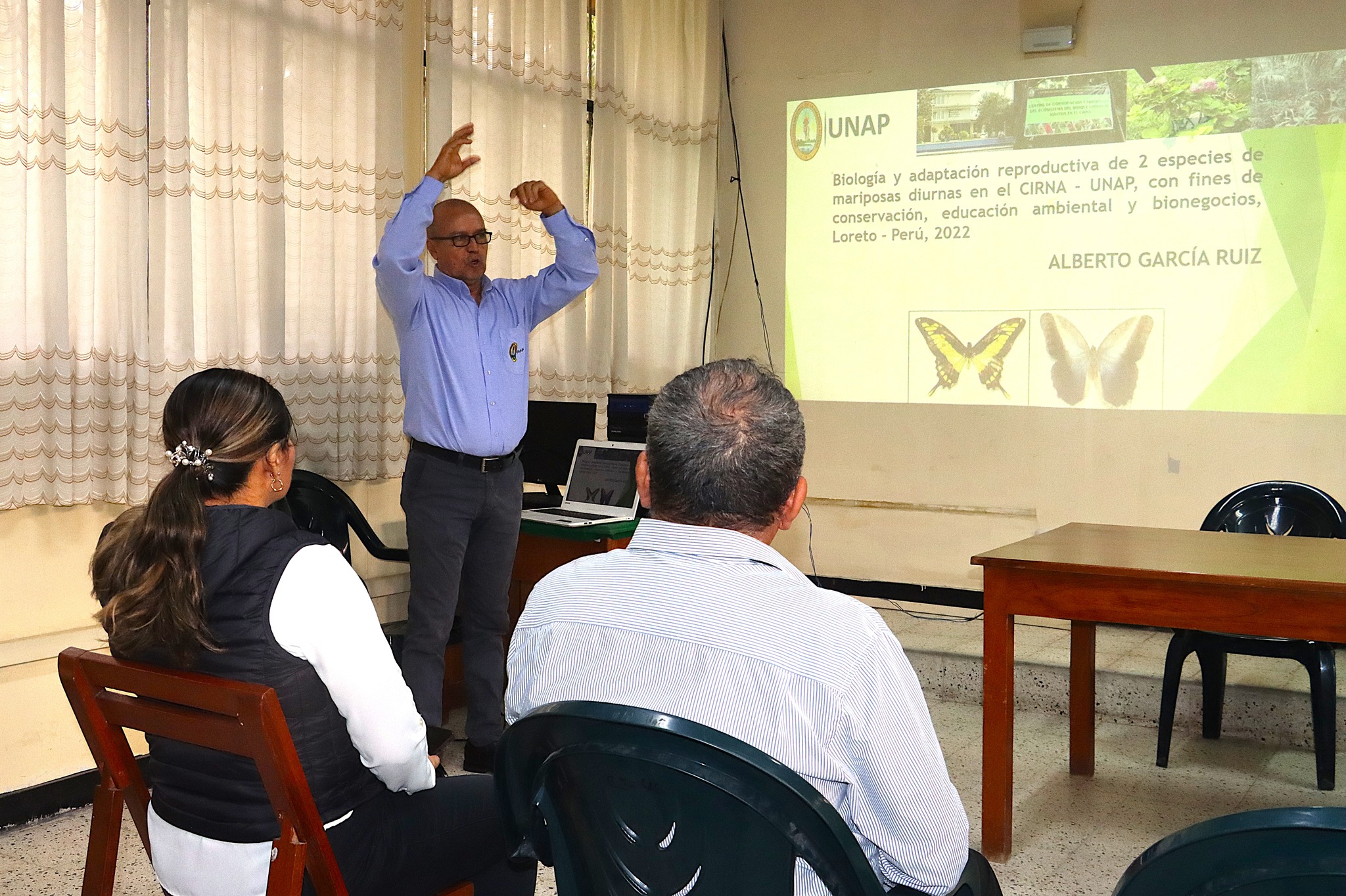 Investigador exponiendo