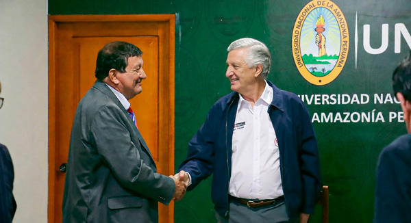 Imagen del ministro de Relaciones Exteriores estrechando las manos del rector de la UNAP
