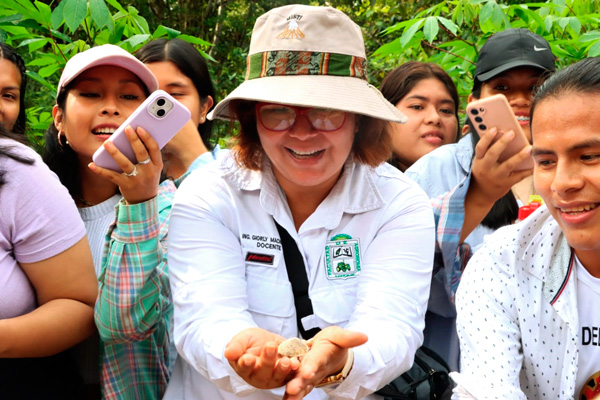 Imagen de Docente y egresada de la UNAP, Giorly Geovanni Machuca Espinar junto a sus alumnos
