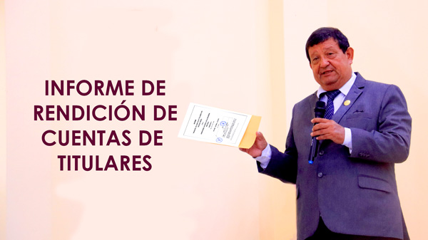 Imagen del rector de la UNAP mostrando Informe de Rendición de Cuentas de Titulares que comprende de 01/01/2025 al 31/12/2025