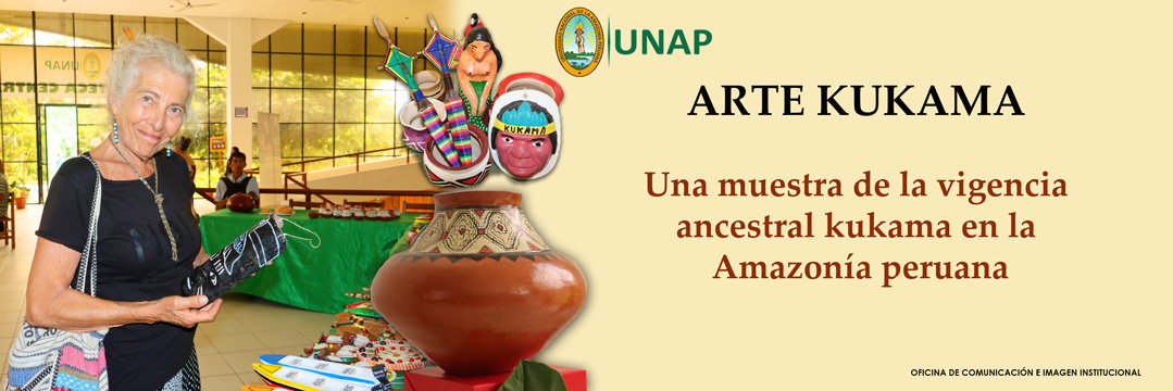 Imagen de insvestigadora mostrando artesanías kukama